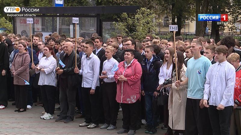 Александр Соколов побывал на праздничной линейке у студентов Кировского авиационного техникума