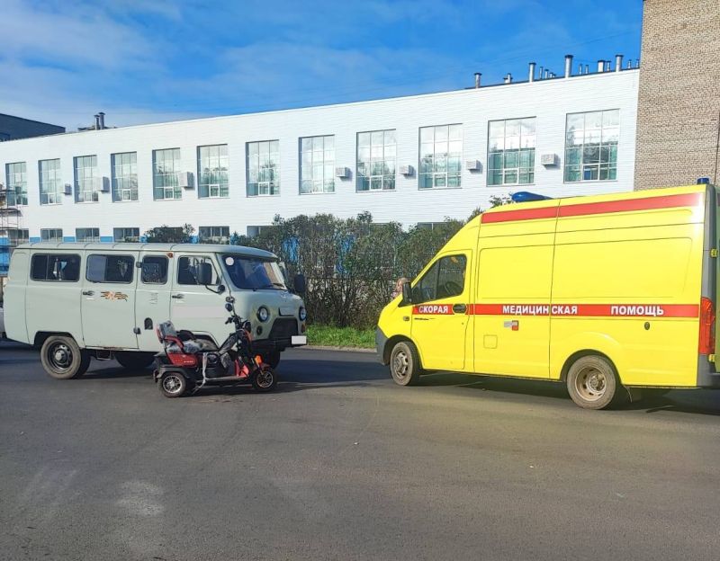 В Кирово-Чепецке пьяный водитель трицикла столкнулся с УАЗом