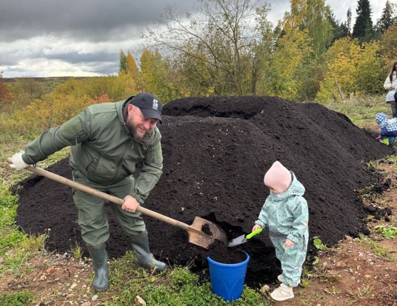 Глава администрации Кирова вместе с внучкой принял участие в проекте «Дедова дубрава»