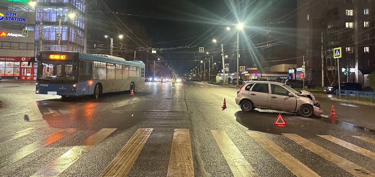 В Кирове дорогу не поделили автобус и «Лада Калина»