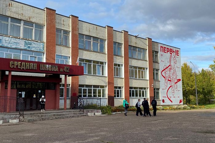 Новые муралы появились в Кирове в честь Движения Первых