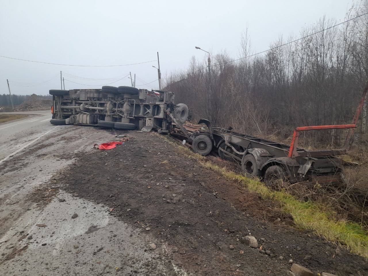 В Мурашинском районе перевернулся лесовоз
