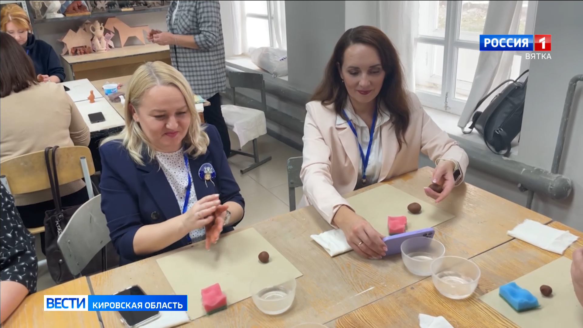 Участники Второго Общероссийского Медиафорума «Народные промыслы России» слепили свою первую дымковскую игрушку