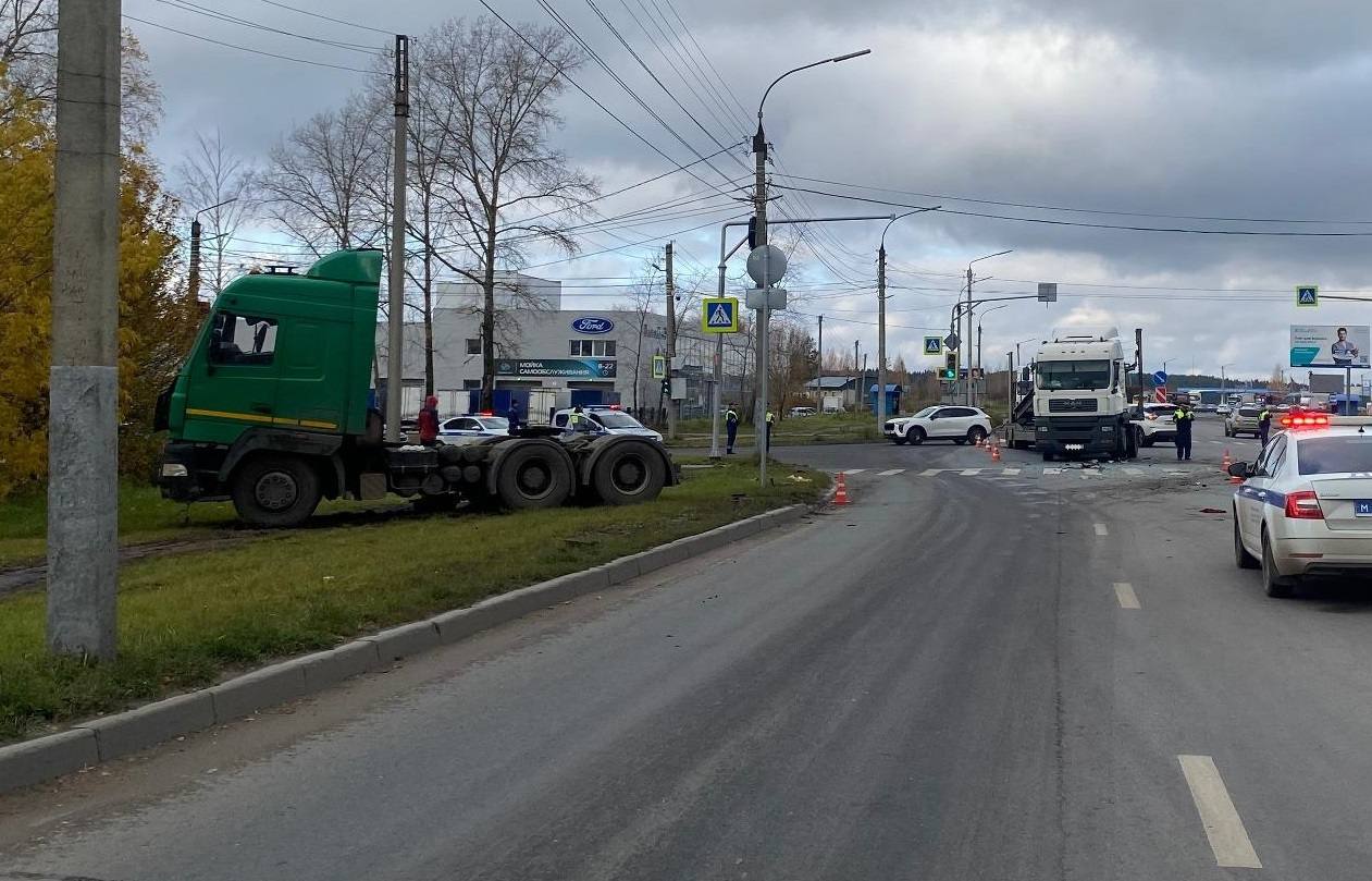 На въезде в Киров столкнулись две фуры