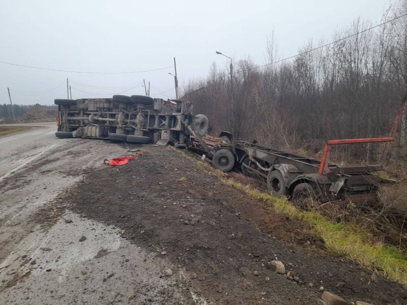 В Мурашинском районе перевернулся лесовоз