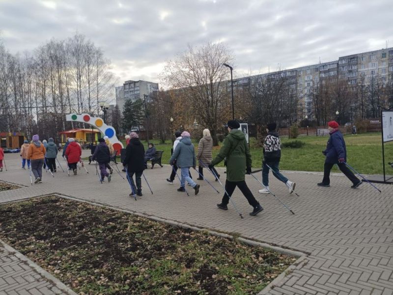 Кировчан приглашают на занятия по северной ходьбе в Кочуровском парке