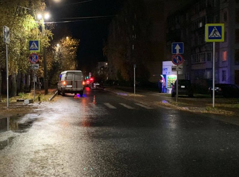 В Кирове грузовой автомобиль сбил девочку