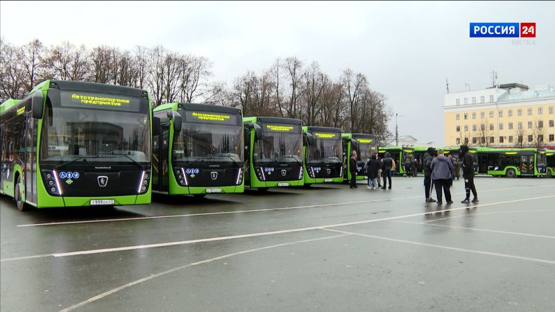 Александр Соколов вручил ключи от новой техники водителям автобусов