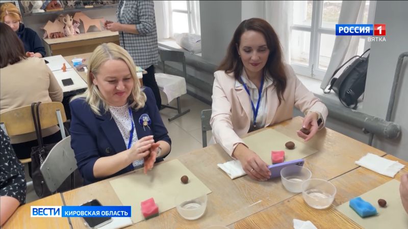 Участники Второго Общероссийского Медиафорума «Народные промыслы России» слепили свою первую дымковскую игрушку