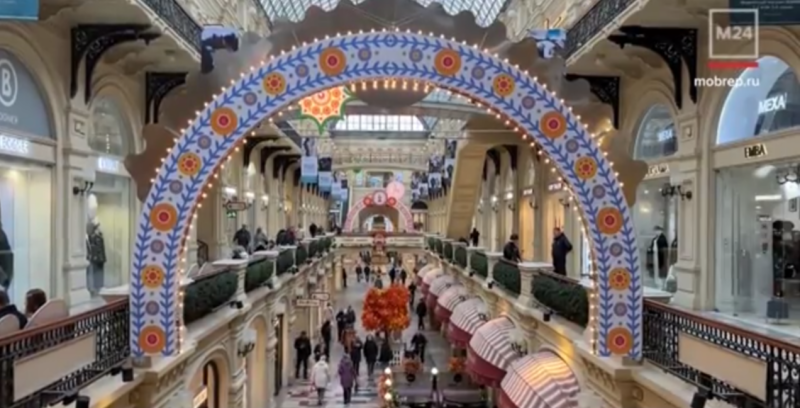 Сюжеты дымковской игрушки можно увидеть в Москве: ГУМ украсили к Новому году