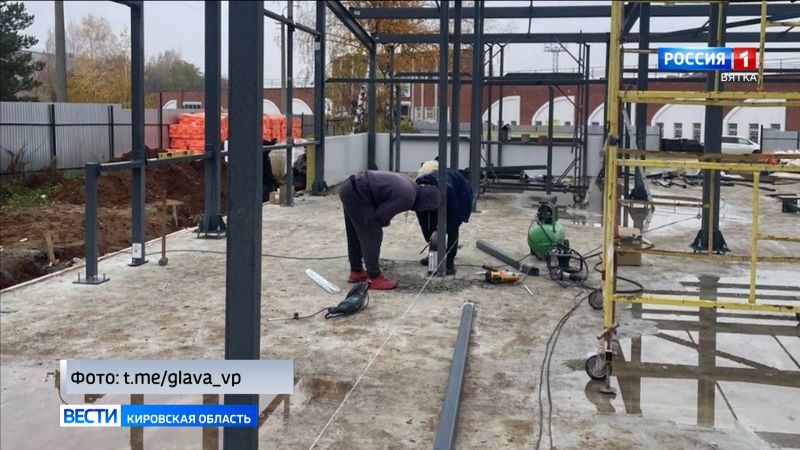 В Вятских Полянах продолжается строительство модульного бассейна