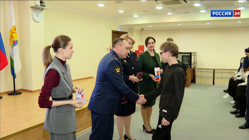 В Герценке юным кировчанам вручили первые паспорта