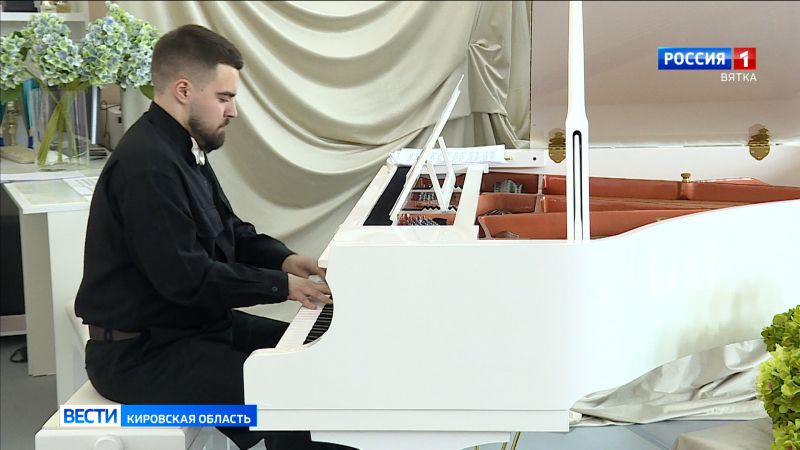 В зале Кировской детской хореографической школы зазвучал рояль, созданный по спецзаказу