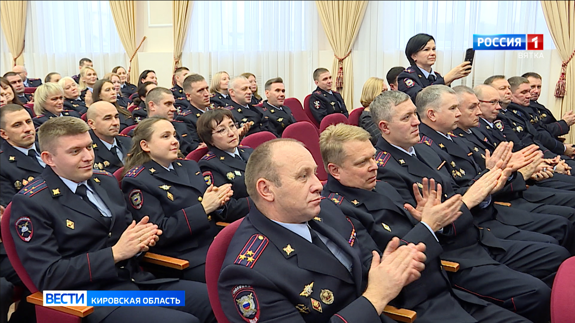 Сотрудники кировской полиции отметили профессиональный праздник