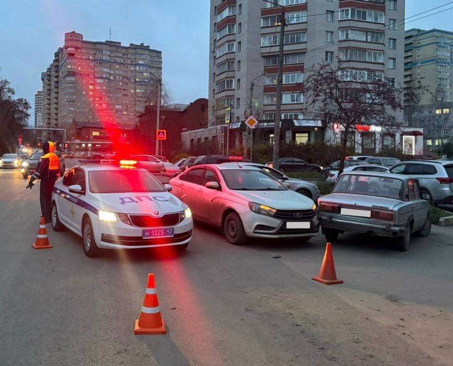 В Кирове устанавливают причину смерти водителя, попавшего в ДТП на Преображенской