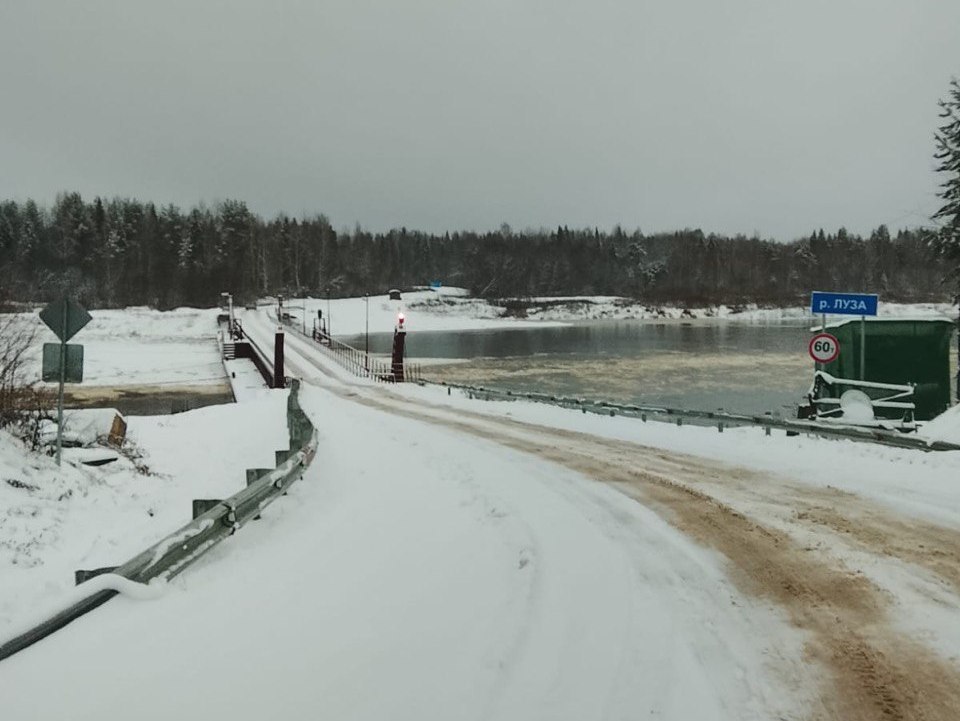 Шуга на реке Луза пока не нарушила сообщения по понтонному мосту