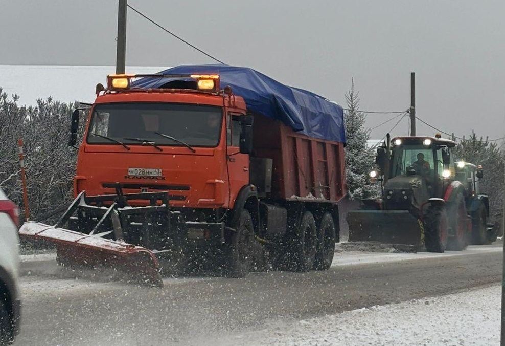 Киров очищают от осадков после ночного снегопада