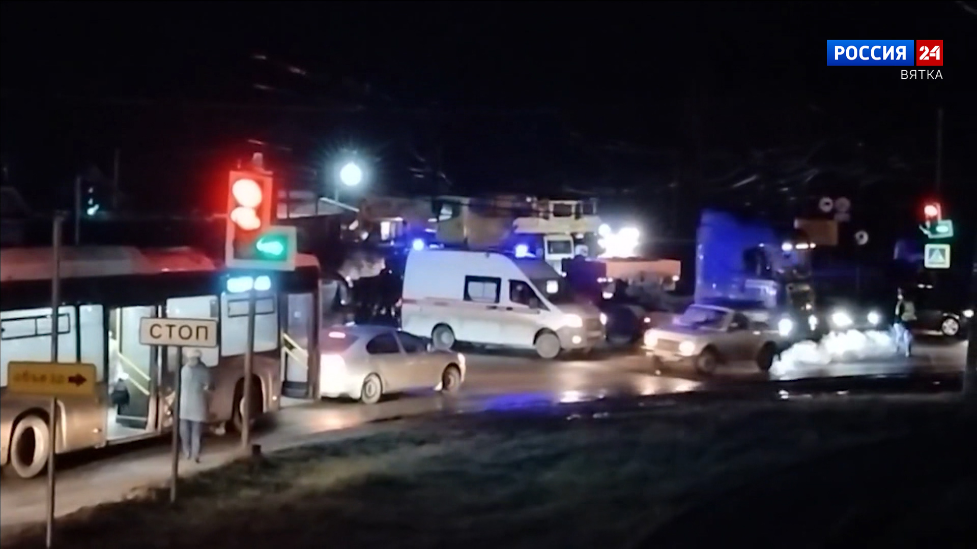 В Кирове на перекрестке с большим трафиком возник затор из-за оборванных автопоездом проводов