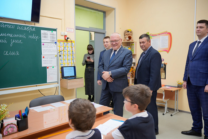 Губернатор Кировской области посетил отремонтированную школу в Орлове
