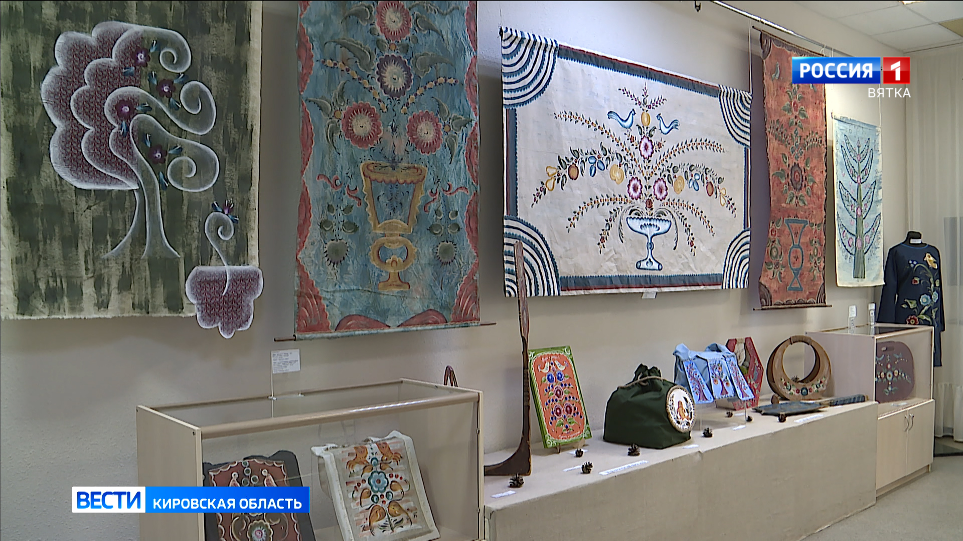 В музее Дымковской игрушки открылась выставка домовой росписи по дереву