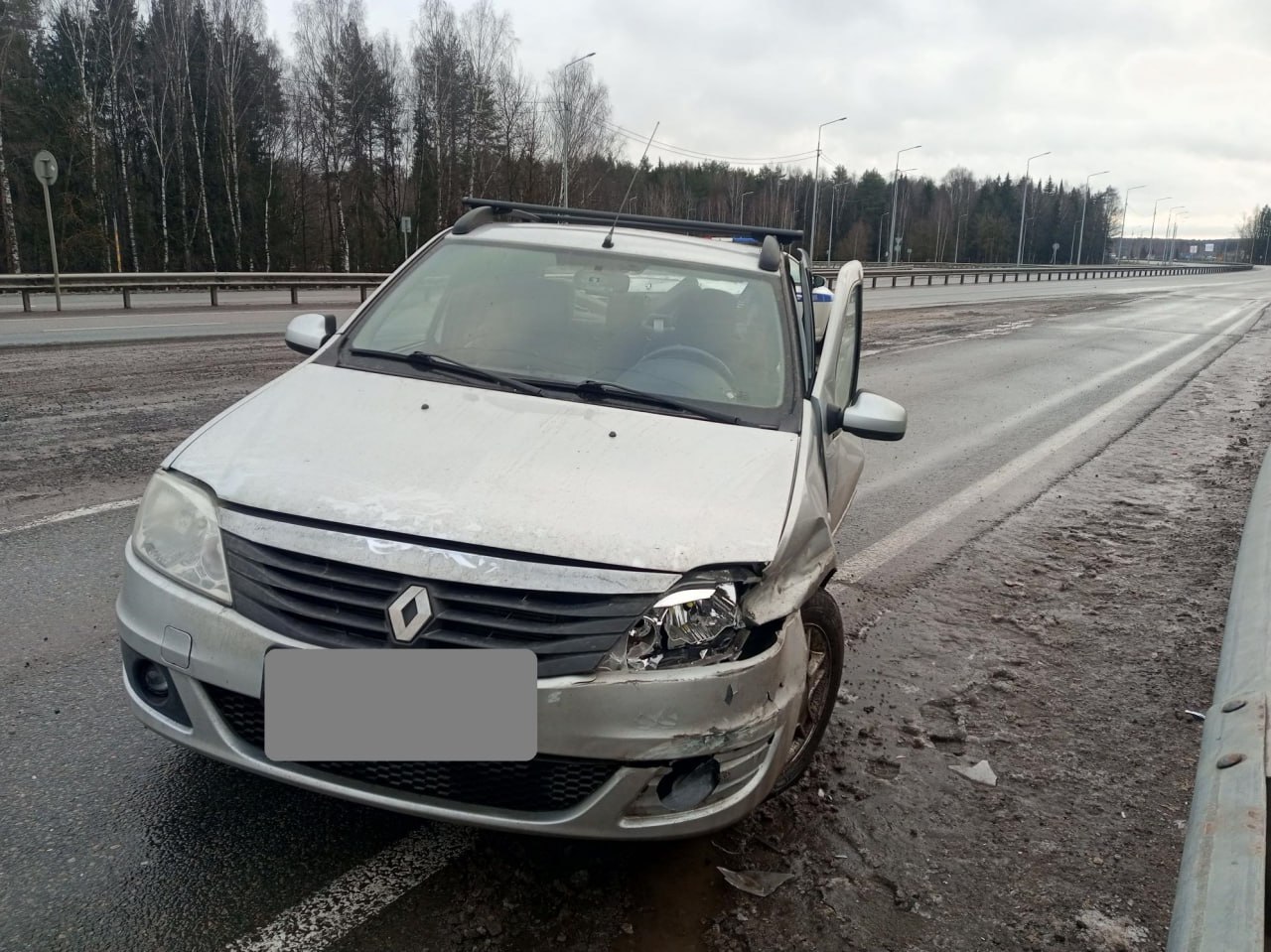 На Южном обходе Кирова «Рено Логан» врезался в опору ЛЭП