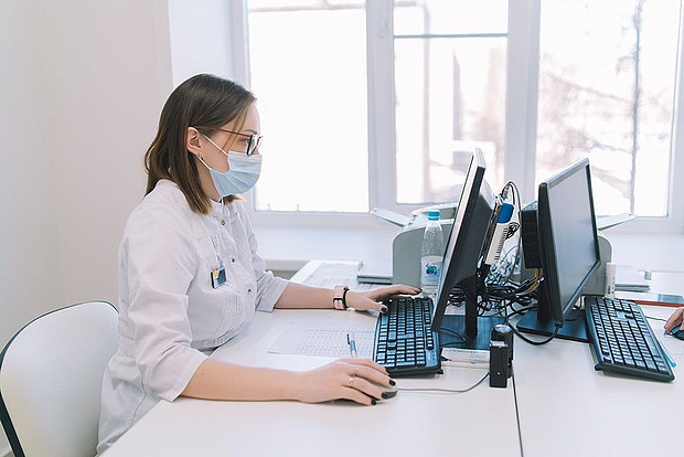 Стал известен график работы медицинских организаций в период ноябрьских праздников