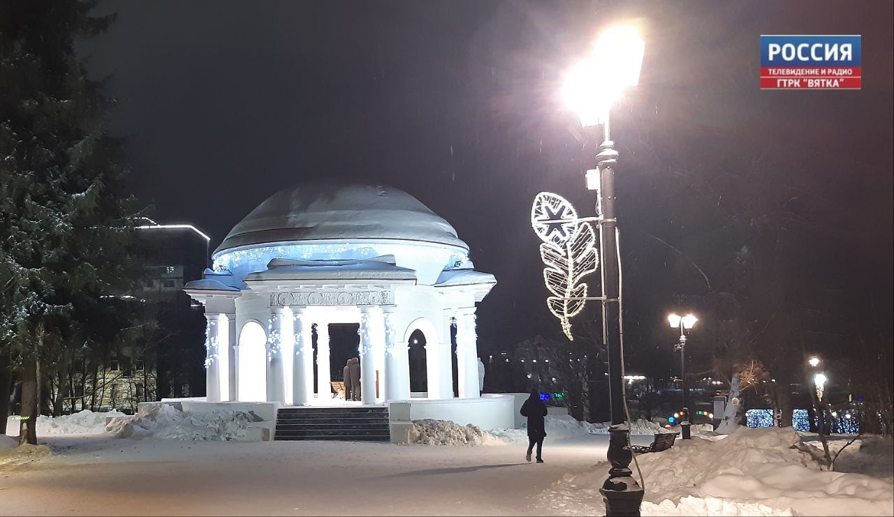 Киров начали украшать к новогодним праздникам