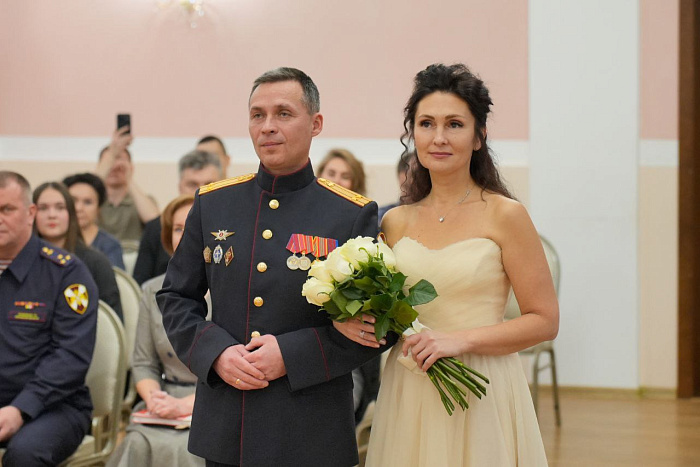 Губернатор Соколов поздравил многодетную семью с серебряной свадьбой