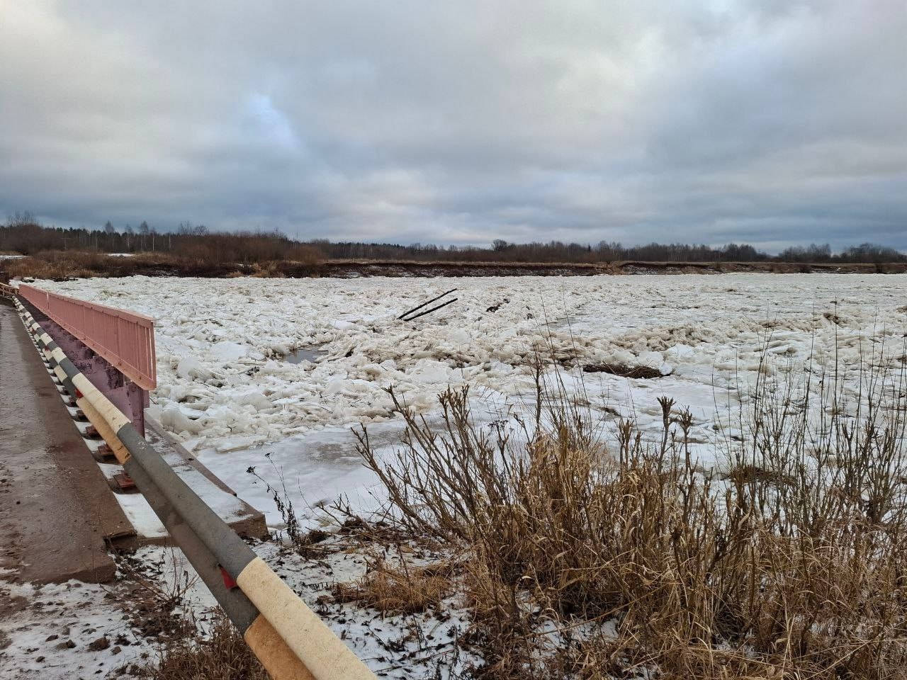Для проезда по понтонному мосту через Чепцу ввели пропускной режим