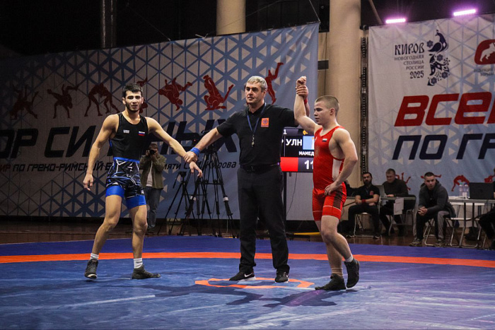 В Кирове проходят всероссийские соревнования по греко-римской борьбе