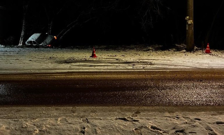 В Кировской области на заснеженной трассе две машины вылетели с дороги