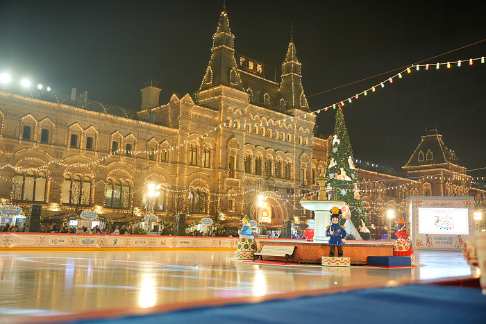 Дымковские барыни встречают гостей катка на Красной площади