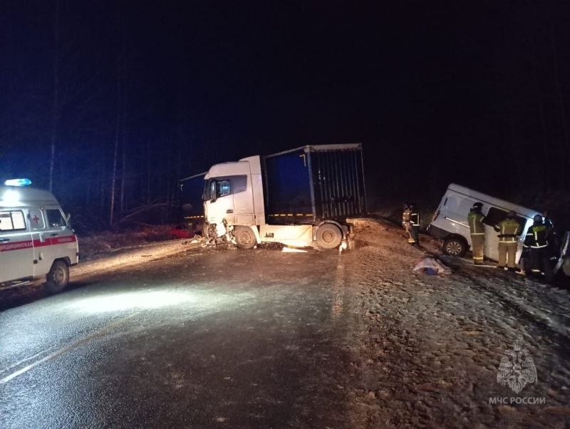В Юрьянском районе столкнулись микроавтобус, грузовик и легковой автомобиль: есть погибший