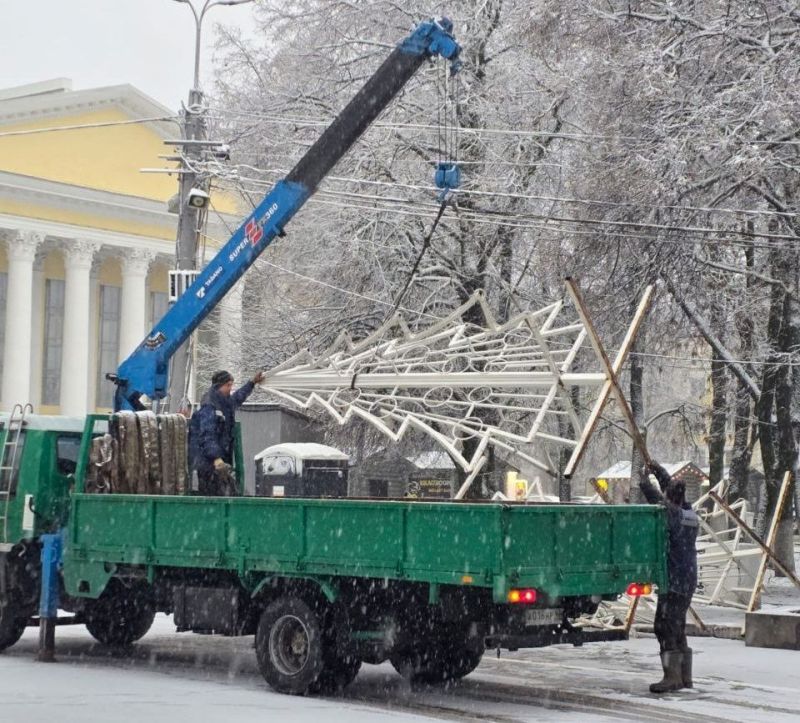 Театральную площадь начали готовить к Новому году