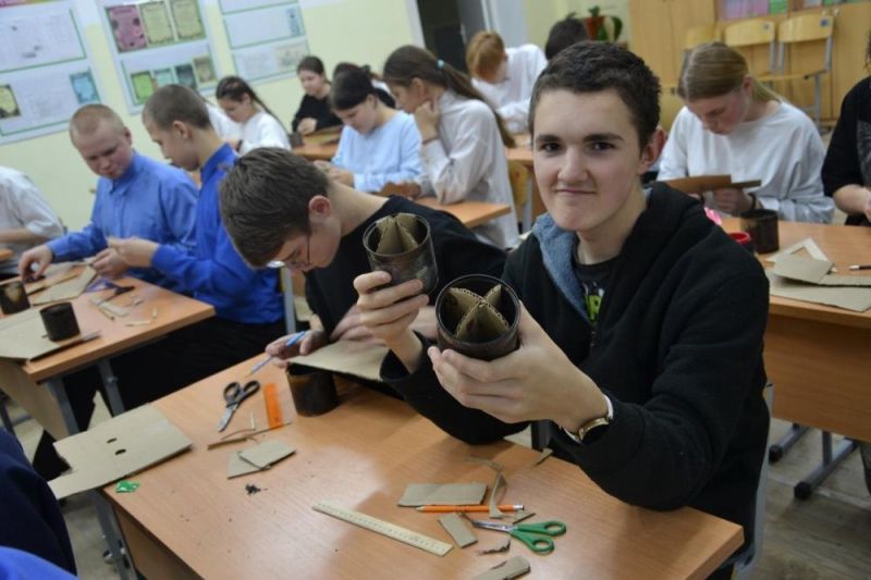 Кировские школьники передали участникам СВО огоньки добра и надежды