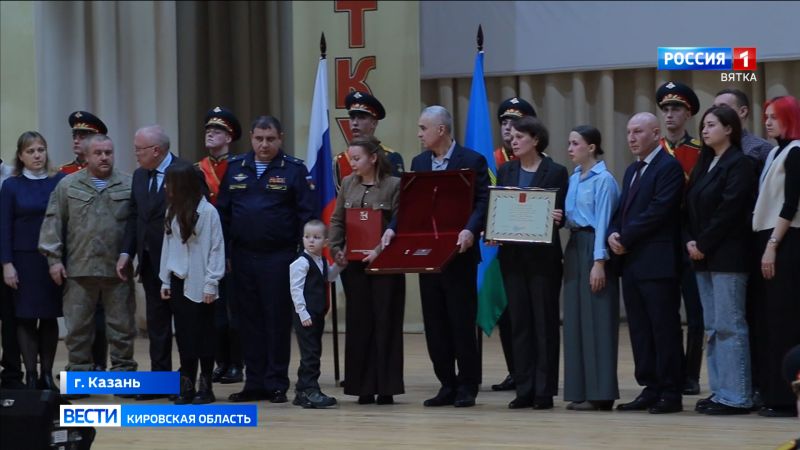 «Золотую звезду» Героя России передали семье погибшего защитника Эдуарда Сабирова