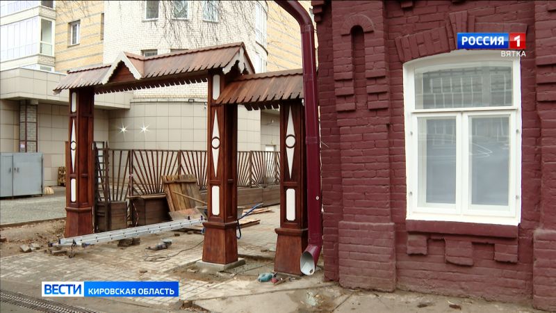 У музея Грина начали устанавливать новые резные ворота