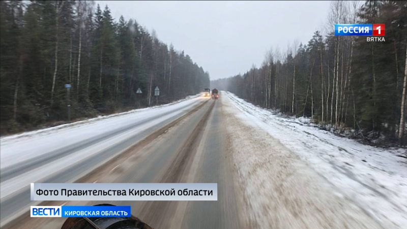 В очистке  дорог Кировской области от снега и наледи задействовано около 200 единиц спецтехники