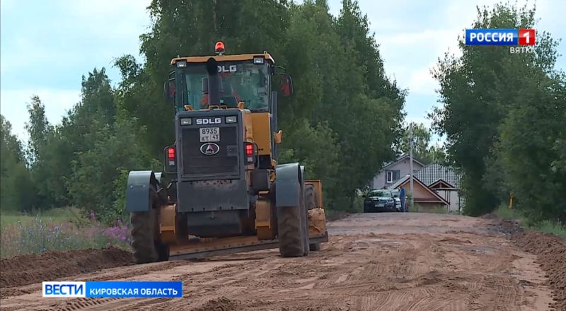 В Кировской области грейдируют грунтовые дороги