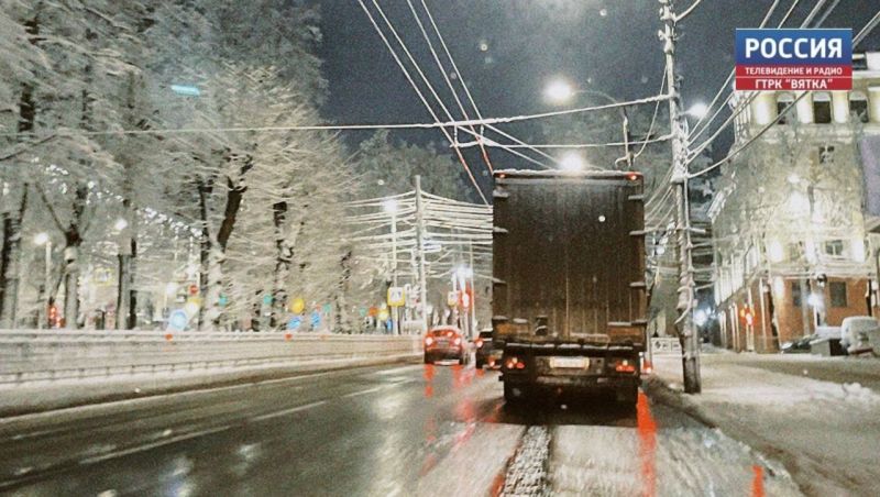 Дорожным службам поручено усилить обработку дорог противогололедными материалами