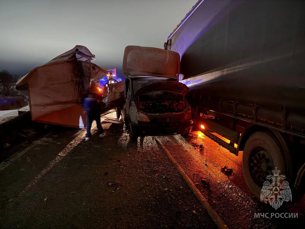 Спасатели растащили грузовики, попавшие в аварию на объездной Котельнича