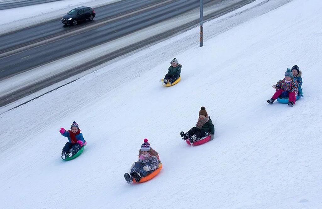 Юным кировчанам напомнили об опасности горок вблизи дорог