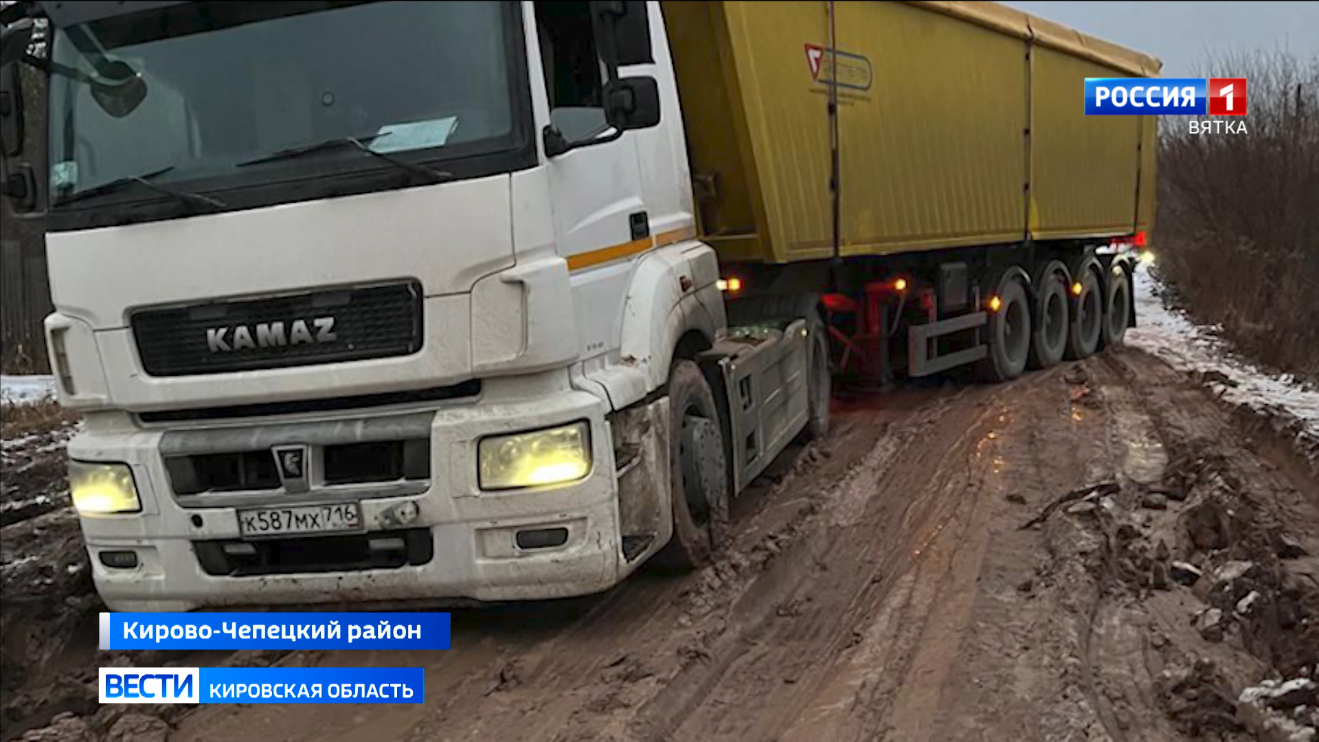 В Кирово-Чепецком районе на участке дороги «Исуповская – Вяз» вновь застряли большегрузы