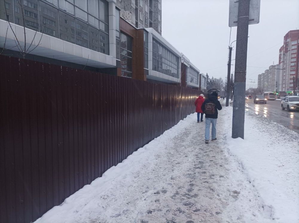 В Кирове огородили новым забором недострой на улице Ленина, 31