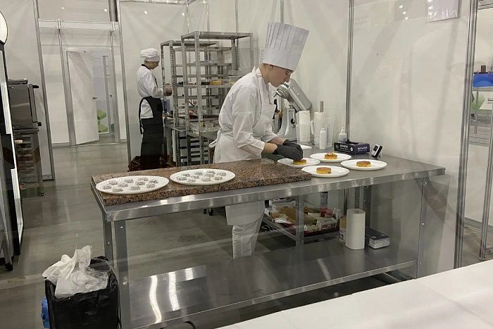 Студентка из Кирова приготовила десерт венской кухни на конкурсе «Профессионалы»