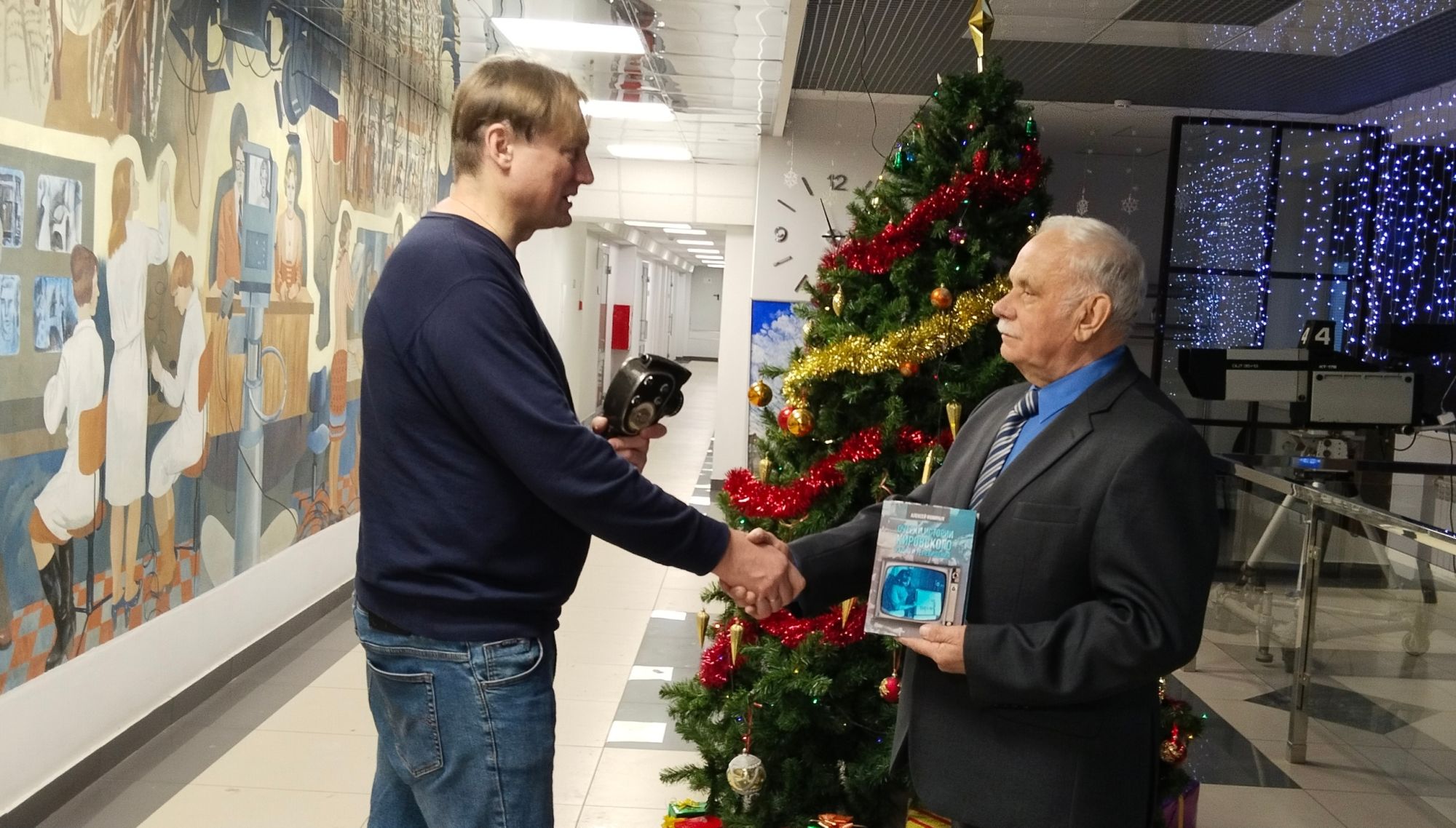 Почетный гражданин города Кирова, народный мастер Геннадий Лопатин сделали уникальный подарок Музею ГТРК «Вятка»