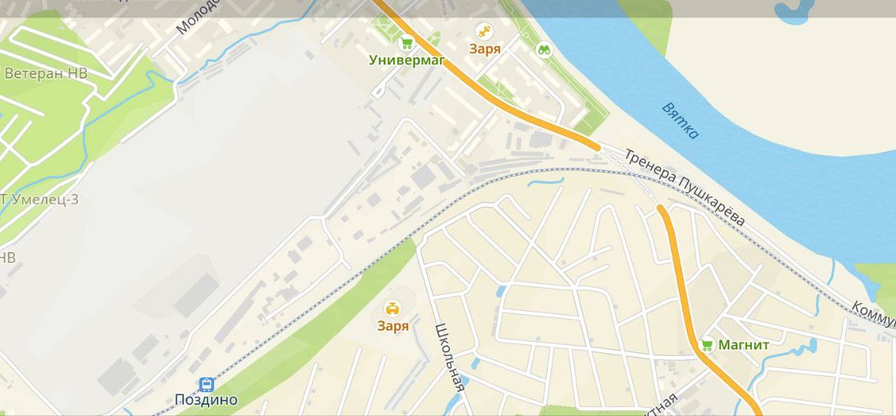 В Нововятске обустроили временную парковку возле пешеходного перехода через железную дорогу