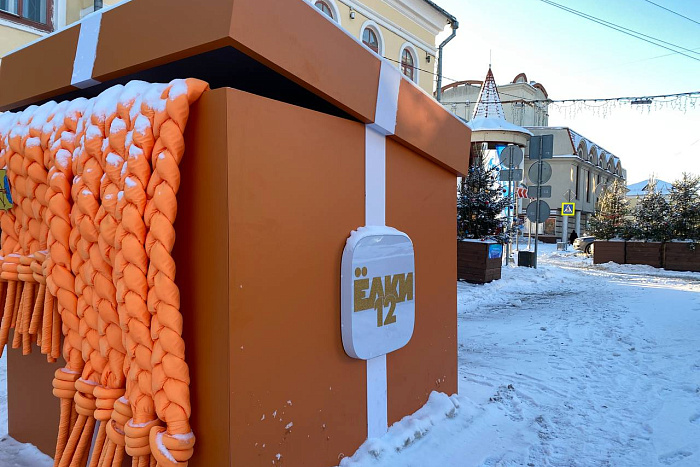 На пешеходной улице Спасской разместили огромный шарф — арт-объект федерального проекта