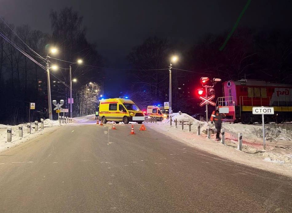 В Кирове столкнулись автомобиль скорой помощи и тепловоз