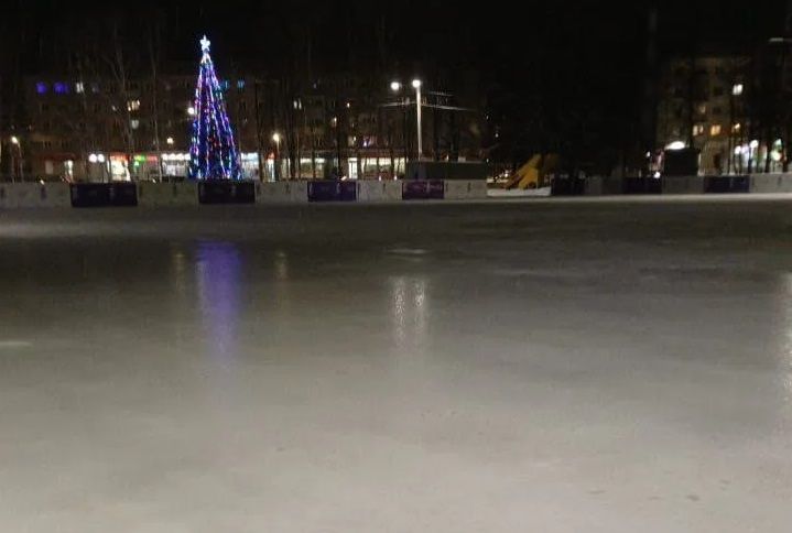 В микрорайоне Коминтерновском открыли общегородской каток